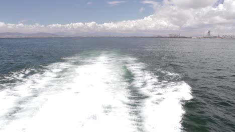 Una-Toma-De-Los-Motores-De-Un-Catamarán-Dejando-Una-Estela-Atrás