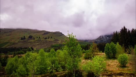 Filmischer-Zeitraffer-Von-Wolken-über-Den-Schottischen-Highlands-Während-Der-Goldenen-Stunde