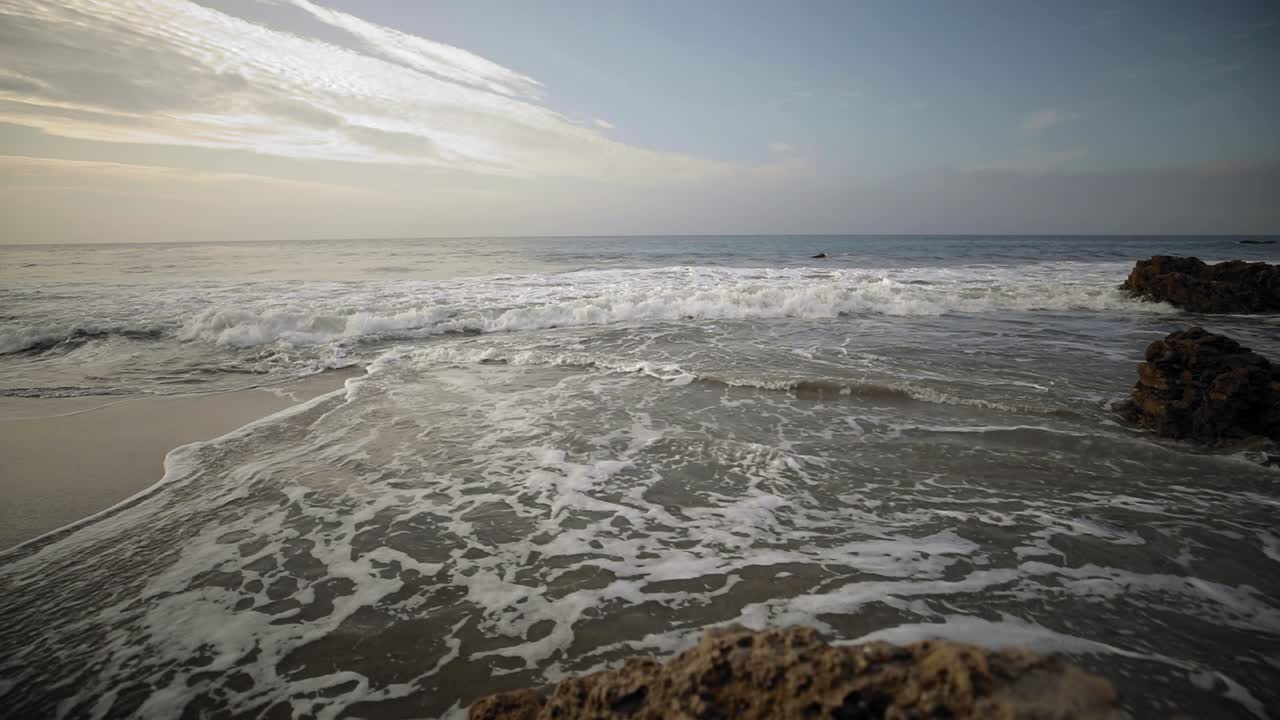 acción de las olas en la playa el matador, malibu ca