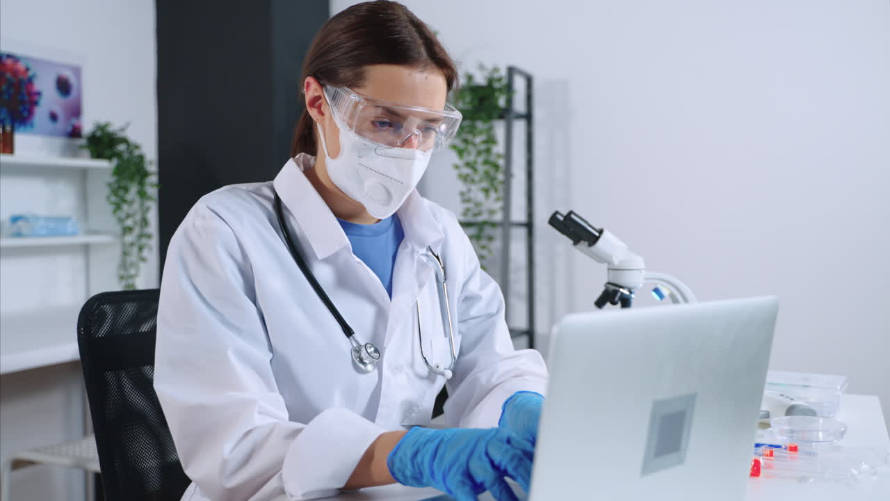 científico trabajando en una computadora portátil en un laboratorio