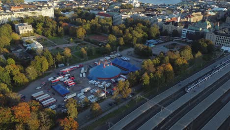 Carpa-De-Circo-De-Otoño-Instalada-En-El-Parque-Kaisaniemi-Junto-A-La-Estación-De-Tren,-Helsinki