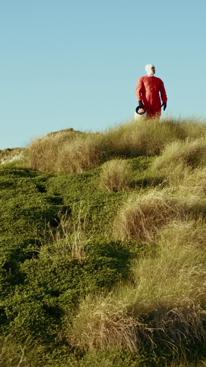 astronauta explora la montaña y se quita el casco para respirar aire puro