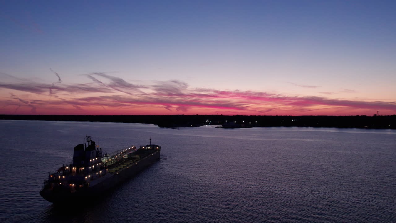 buque de carga de grava con luces flotando en la costa de kingsville en ontario, canadá en el crepúsculo