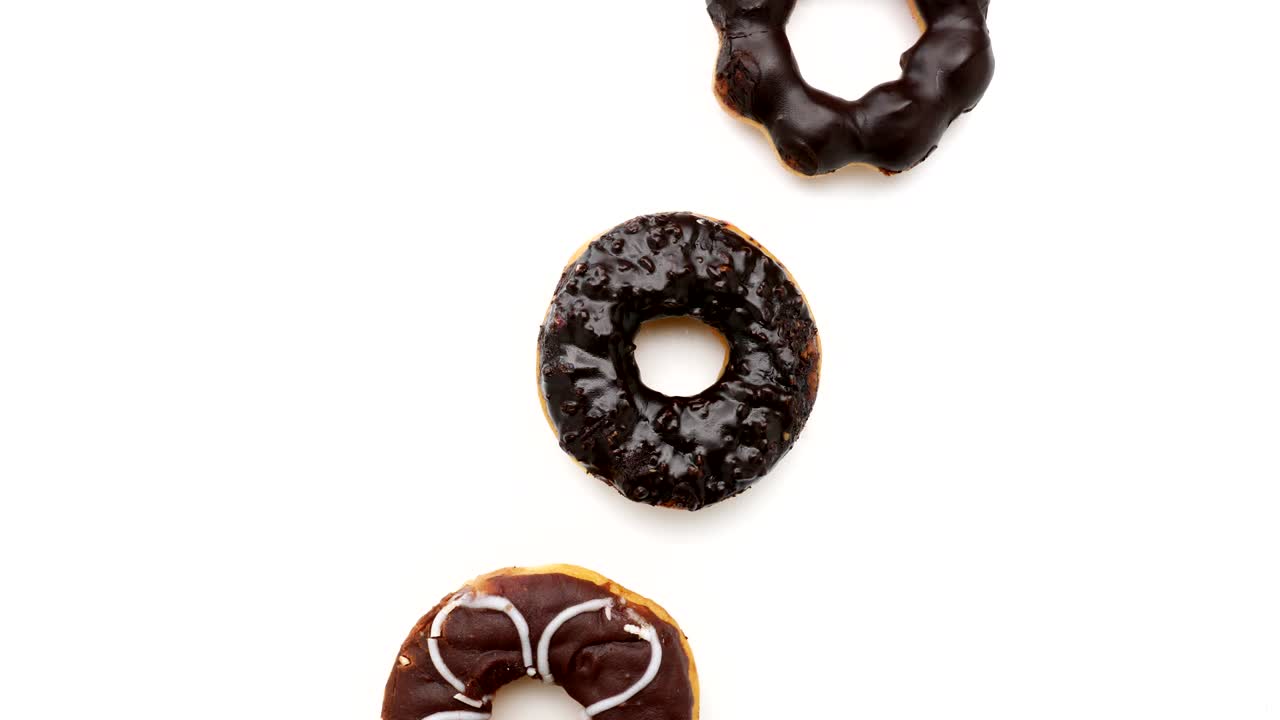 Donuts de chocolate sobre un fondo blanco.