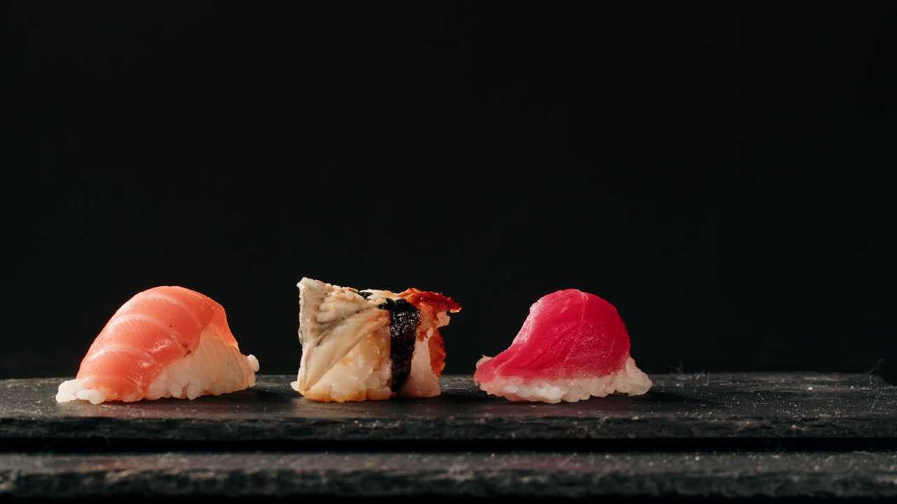Piatto di sashimi, ristorante giapponese, fette fresche di tonno e salmone in un locale moderno, cibo tradizionale, piatto di pesce rosso crudo, omega 3
