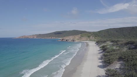 Olas-Marinas-Que-Llegan-A-La-Costa-De-La-Playa-Del-Naufragio---Lugar-De-Buceo-En-La-Isla-Great-Keppel,-Qld,-Australia