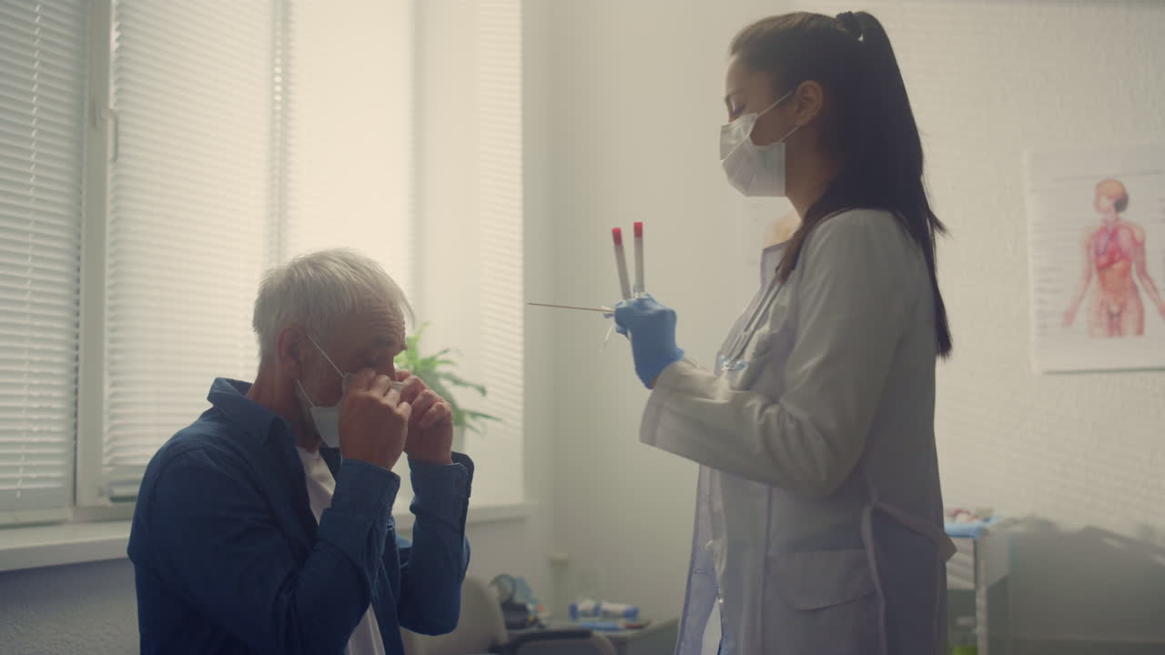 라틴계 의사가 침  ⁇ 플을 수집하는 시니어 남자 클로즈업. 코로나19 테스트 개념.