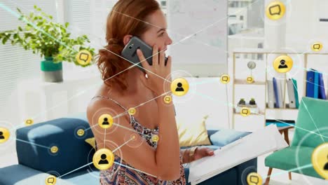 animación de una red de iconos digitales sobre una mujer usando un teléfono inteligente