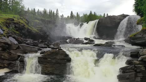 la cascada de ristafallet en la parte occidental de jamtland está catalogada como una de las cascadas más hermosas de suecia.