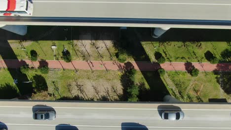 Un-Parque-Tranquilo-Y-Un-Puente-Alto