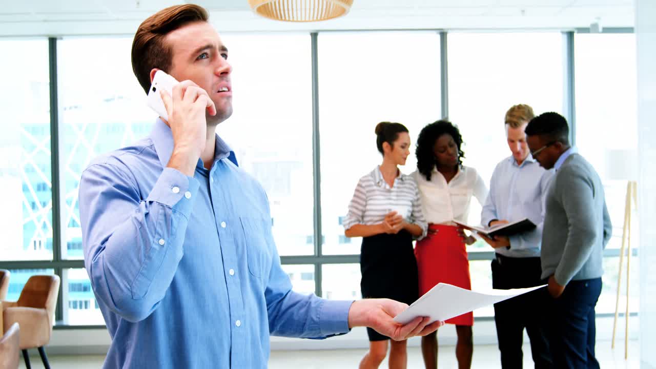 ejecutivo de negocios hablando por teléfono móvil