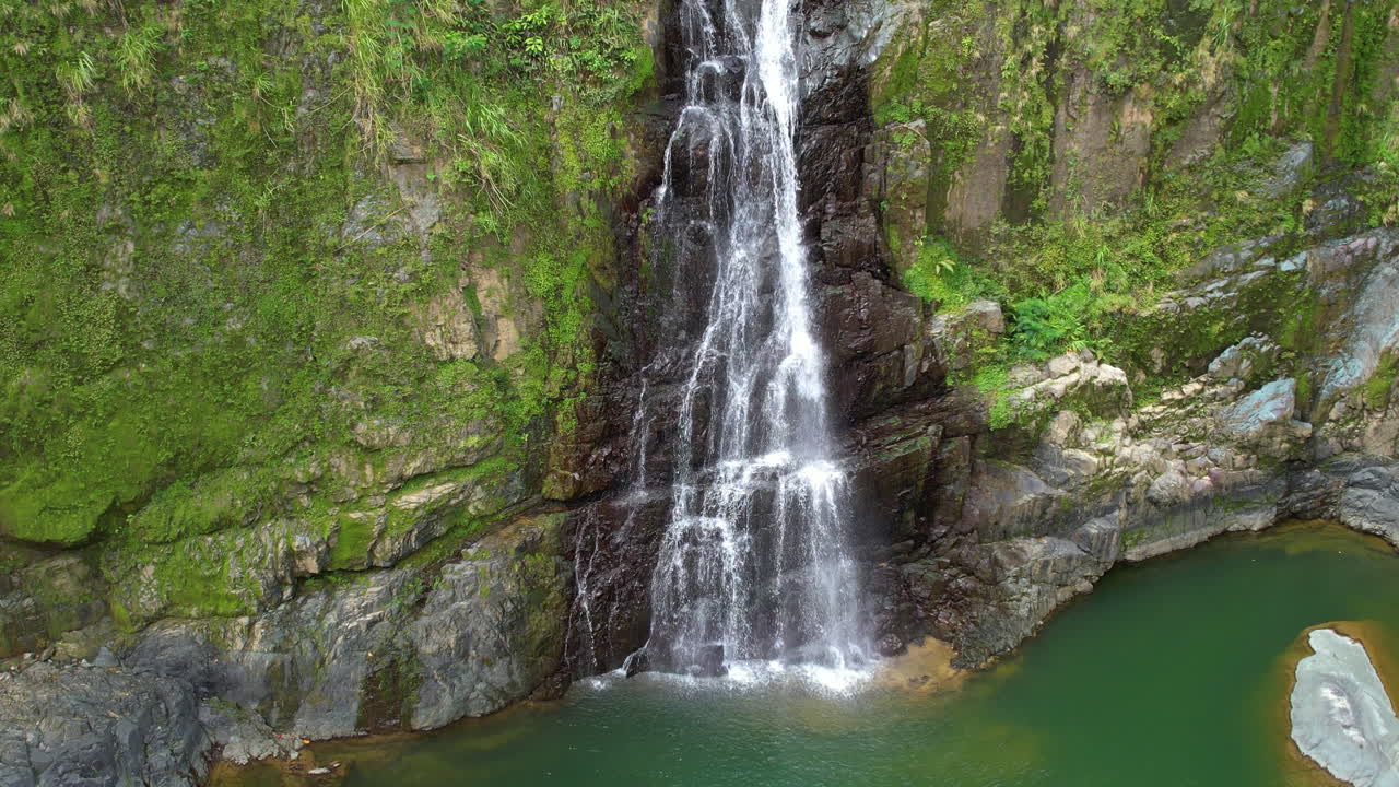 la cascada de salto jimenoa con la pared de la montaña de musgo en jarabacoa, república dominicana