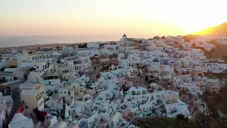 Magestischer-Sommersonnenuntergang-In-Santorini,-Stadt-Oia,-Kykladische-Inseln,-Griechenland