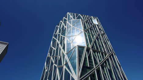 un rascacielos moderno contra un cielo azul claro