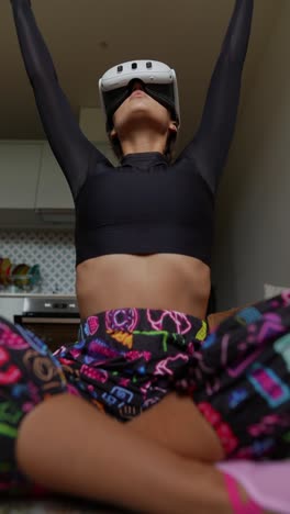 mujer meditando con auriculares vr