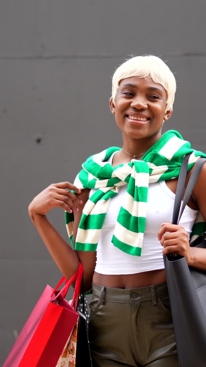 mujer con bolsas de compras
