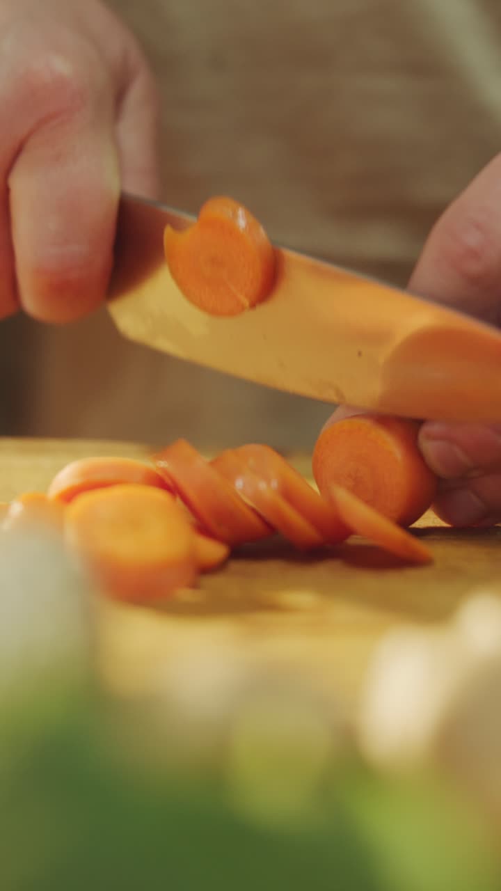 cortar las zanahorias en rodajas