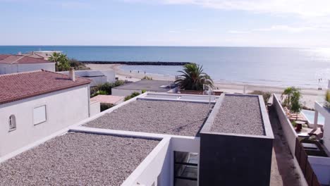 Toma-Lenta-De-Una-Villa-Moderna-Con-La-Playa-De-Sete-Detrás-En-El-Verano