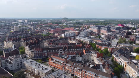 comuna de valenciennes con vista de edificios comerciales en hauts-de-france, francia