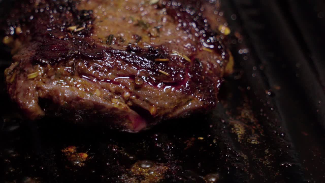 grasa burbujeante de filete de ternera marinado cocinado en plancha de hierro fundido, primer plano