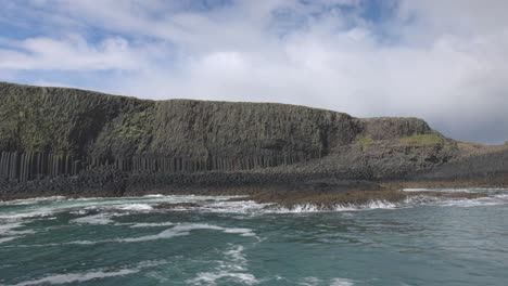 Handaufnahme-Der-Sechseckigen-Basaltfelsformationen-Auf-Der-Insel-Staffa