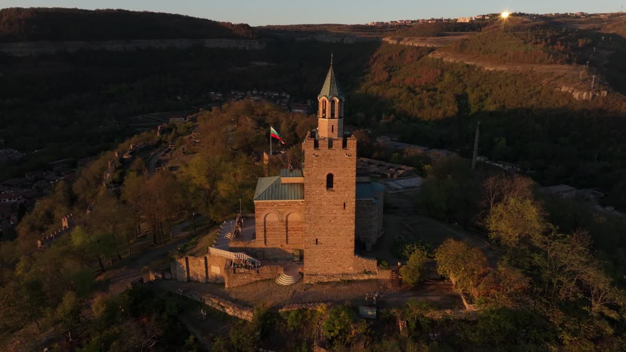 La luce serale riscalda le torri della Fortezza di Tsarevets, Bulgaria