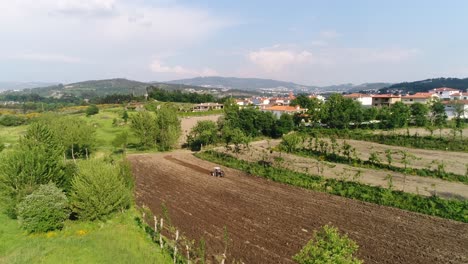 Campo-Agrícola-Y-Vista-Aérea-De-Trabajo-Del-Tractor-Rojo