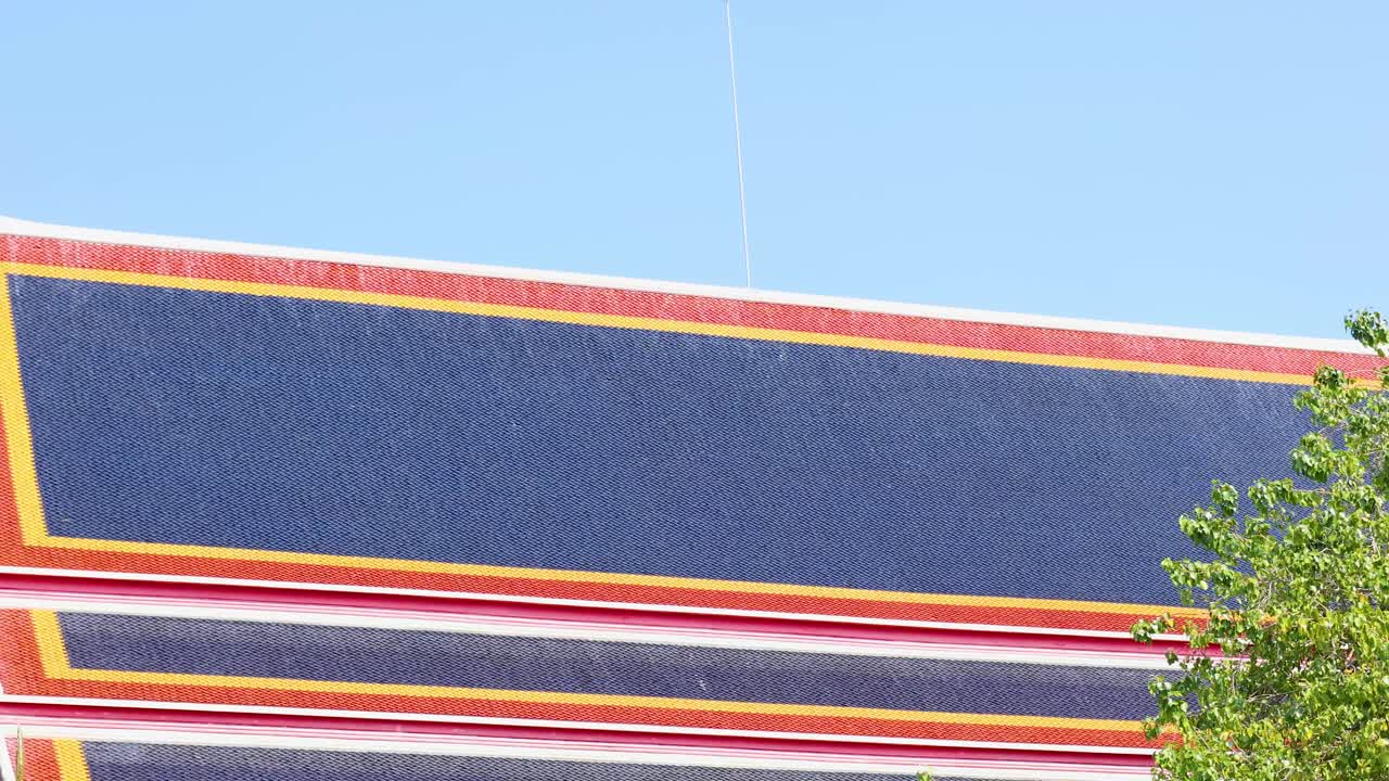 태국 방에서 은 파란 하늘 아래 화려한 세부 사항과 울창한 초록색으로 활기찬 사원 지붕