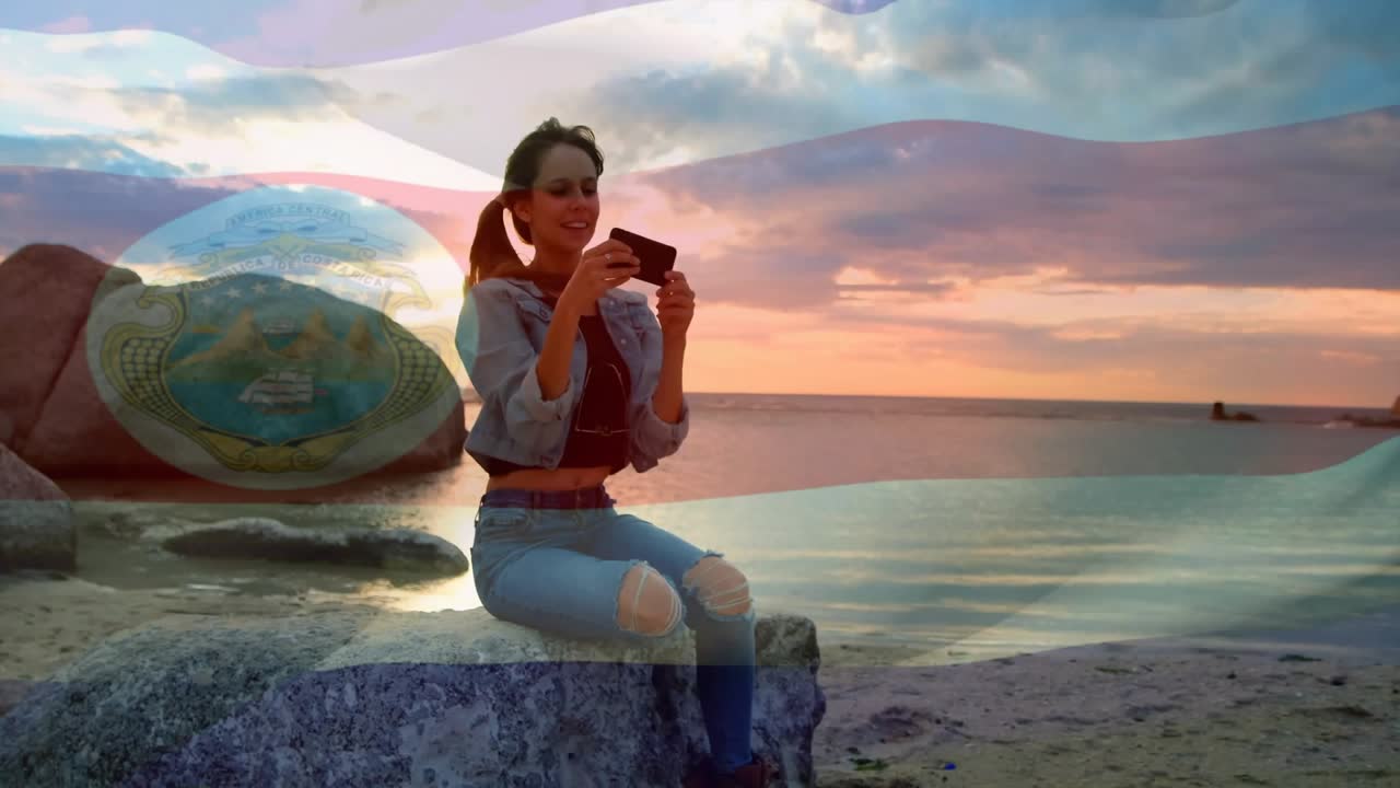 Un viaggiatore solleva lo smartphone su una riva di granito, attivando un overlay animato con filtro tramonto per i viaggi.