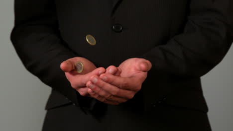 hombre de negocios atrapando monedas que caen en las manos