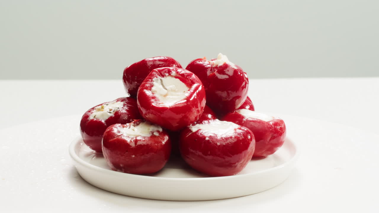 pimienta rellena con queso, restaurante italiano o español con tapas tradicionales, cocina española, deliciosas tapas saladas fermentadas y queso, tomates secos, aperitivo en la barra, buffet