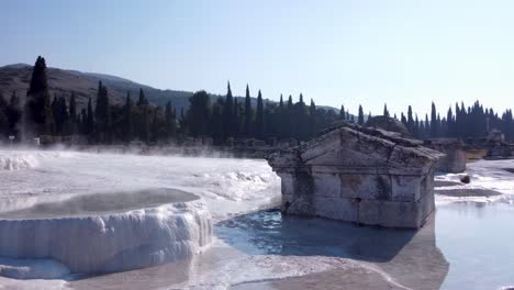 Paisaje-Sereno-Y-Tranquilo:-Pamukkale,-Formación-Mineral-De-Aguas-Termales-De-Turquía,-Formaciones-De-Depósitos-Minerales-De-Piedra-Caliza