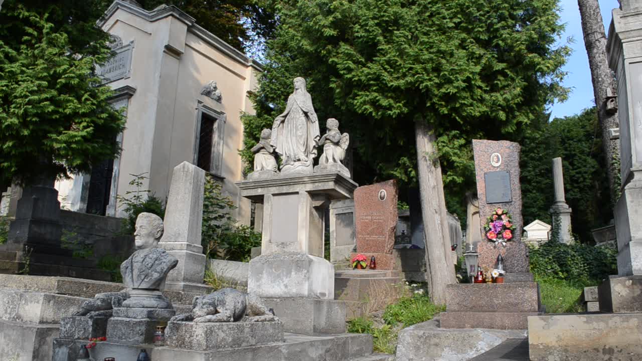 Monumenti in un cimitero. Leopoli, Ucraina. Il cimitero di Lychakiv, il complesso storico e commemorativo (dal 1991) a Leopoli nel quartiere storico di Lychakiv, uno dei cimiteri più antichi dell'Ucraina.