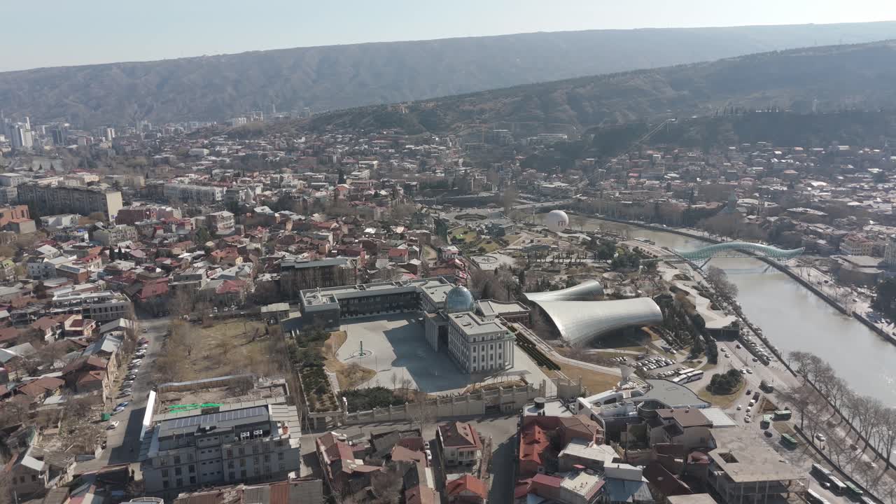 Letecký pohled na centrum Tbilisi s dopravou na nábřeží a dominantami, Gruzie