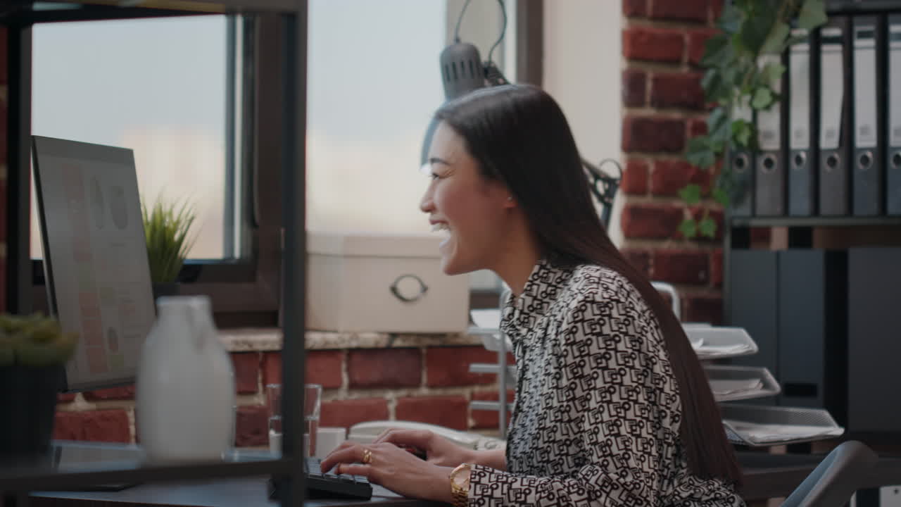 Employee receiving good news about business project