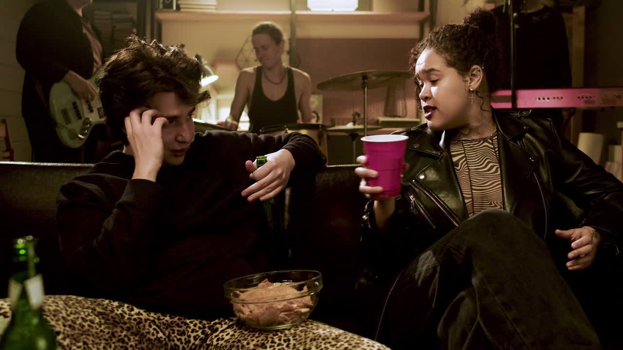 cantante e musicista parlano mentre bevono