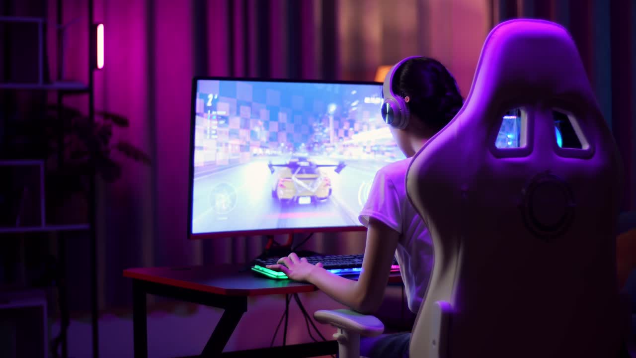 una adolescente asiática pierde mientras juega a videojuegos en la computadora, jugando a un videojuego de carreras.