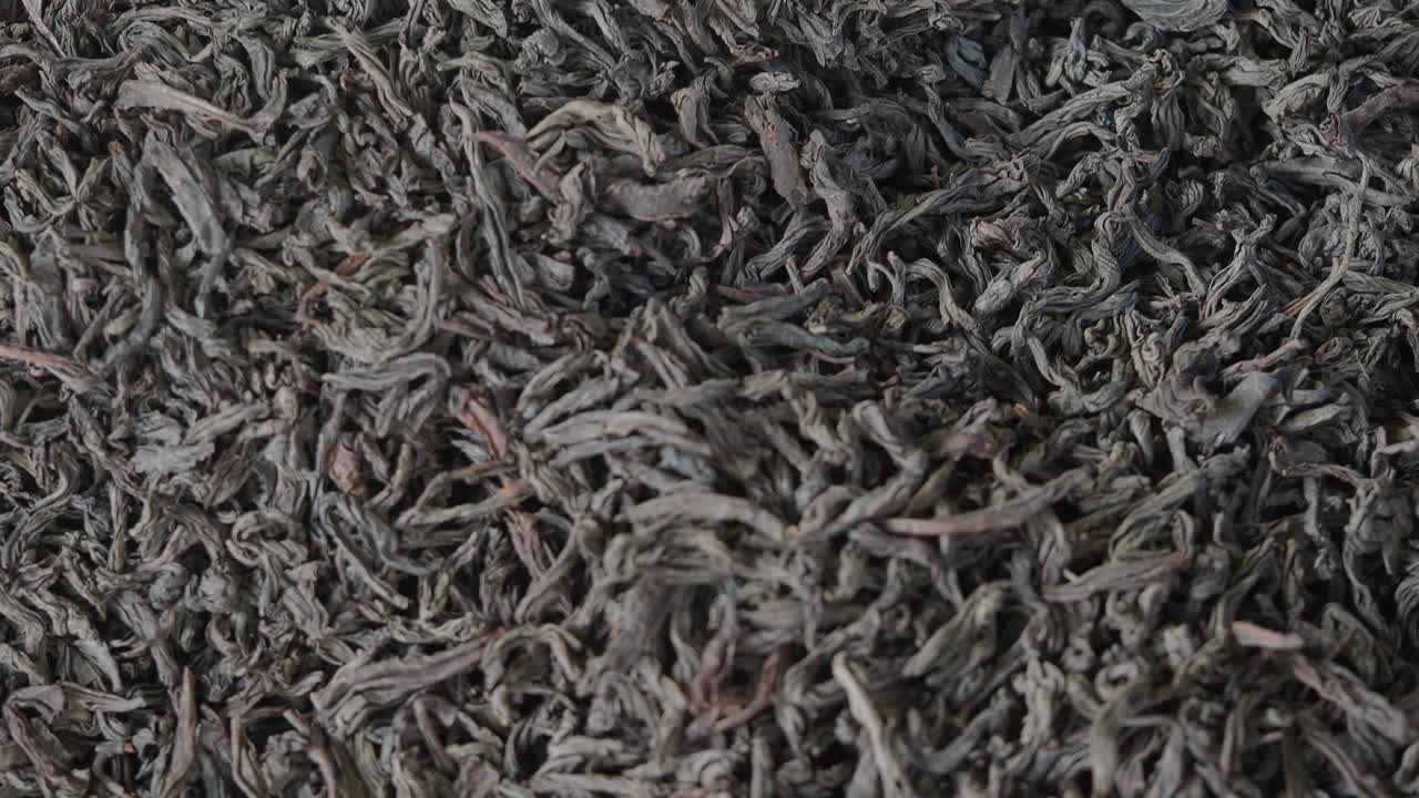 손으로 느슨한 잎의 검은 차를 뽑는 것