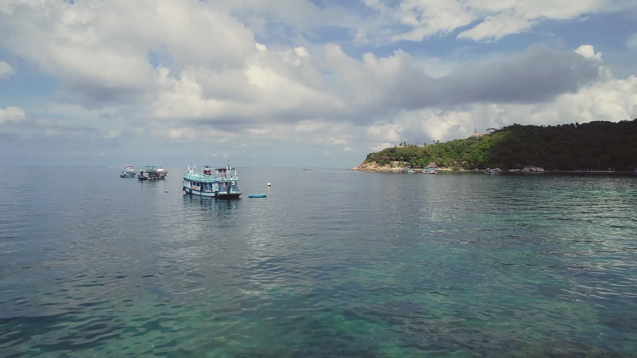 은 파란 물 에 선박 이 정박 한 아름다운 열대 해변