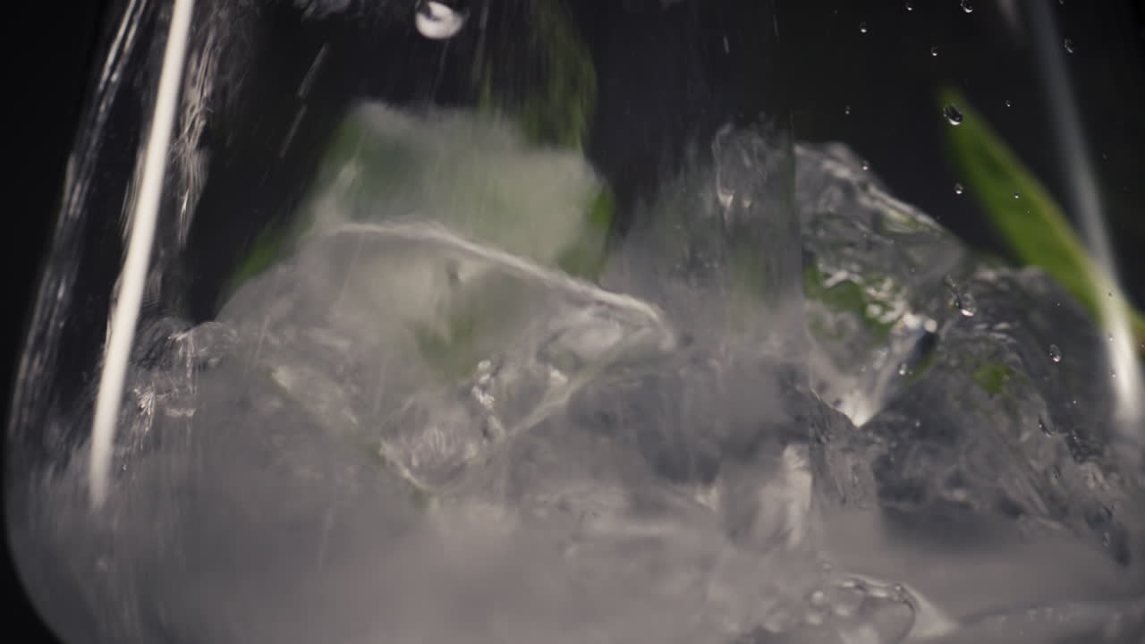 차가운 민트 음료를 는 와인 글래스 느린 동작 클로즈업 모지토 테일 개념