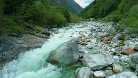 Río-En-Tessin-Suiza-Disparo-De-Drone