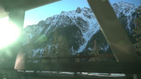 Zeitlupenaufnahmen-Durch-Das-Seitenfenster-Des-Autos-Während-Der-Fahrt-In-Den-Schweizer-Alpen