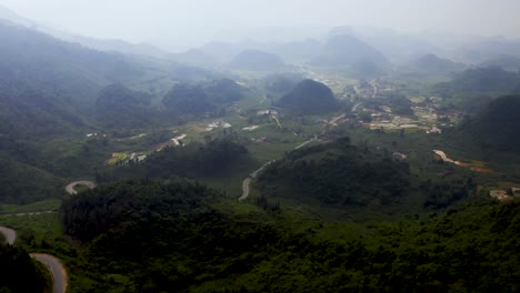 Toma-Aérea-Ascendente-Panorámica-Derecha-De-Las-Montañas-Nubladas-Del-Norte-De-Vietnam