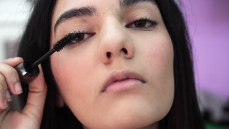 Girl-uses-mascara-on-her-eyelashes