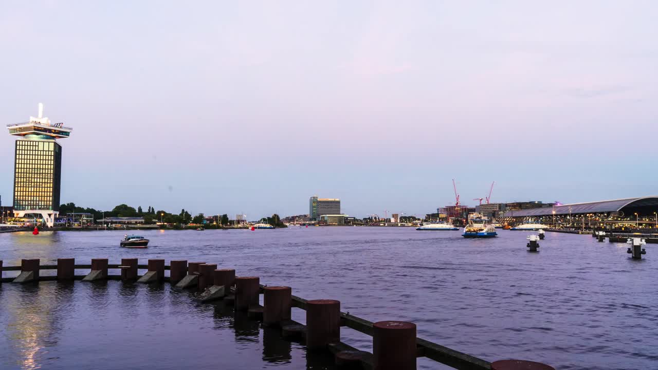 네덜란드 암스테르담의 ij 강을 항해하는 보트의 낮에서 밤까지의 시간 경과