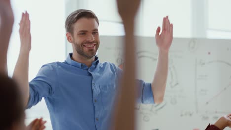 líder de equipo feliz haciendo una presentación en una oficina moderna