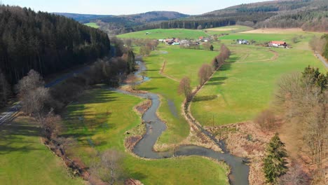 Natürlicher-Fluss,-Der-Das-Tal-Hinunterfließt