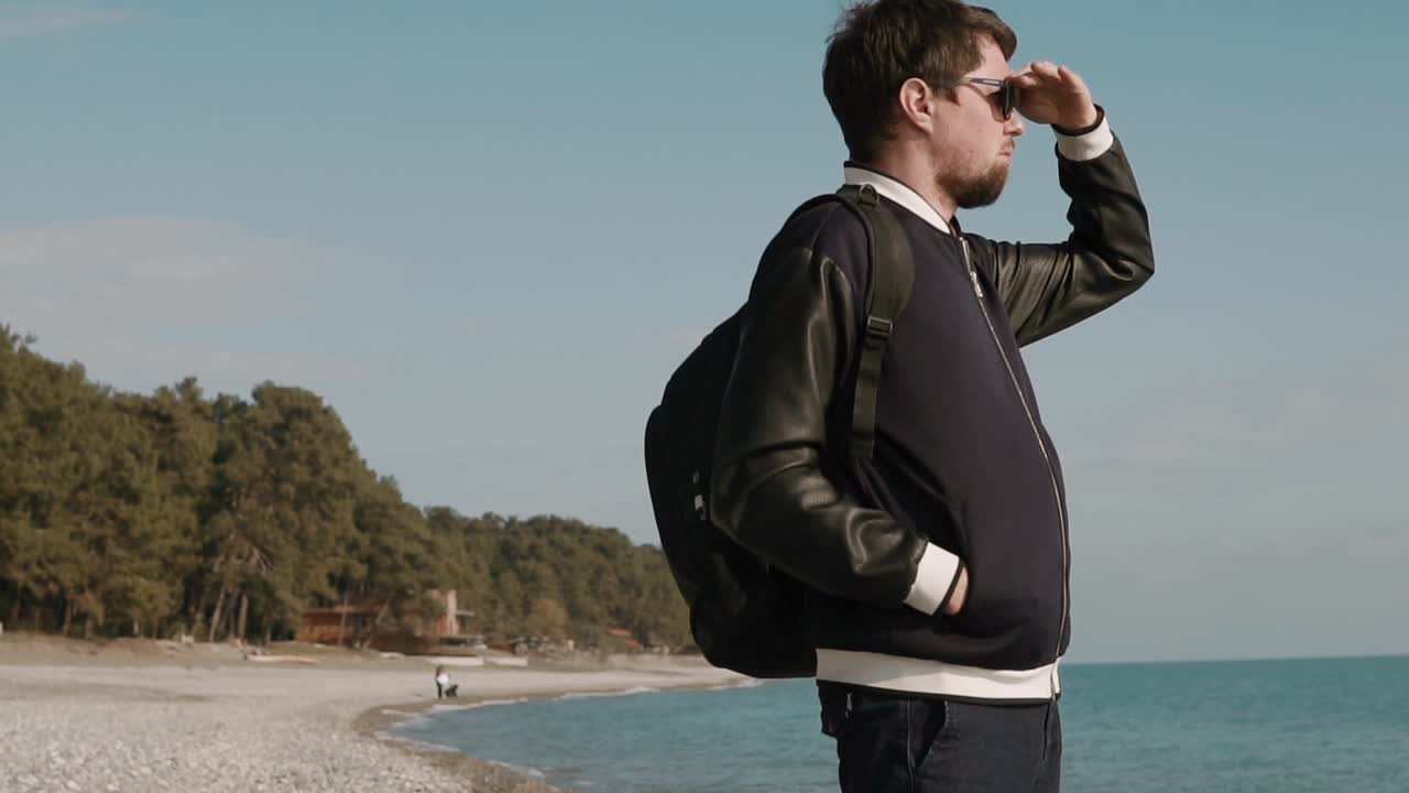 해변에서 바다를 바라보는 남자