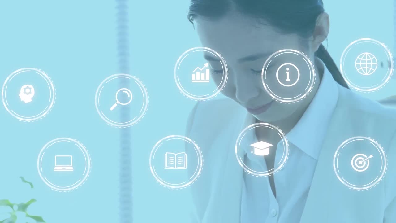 animación de procesamiento de datos con iconos sobre mujer de negocios biracial.