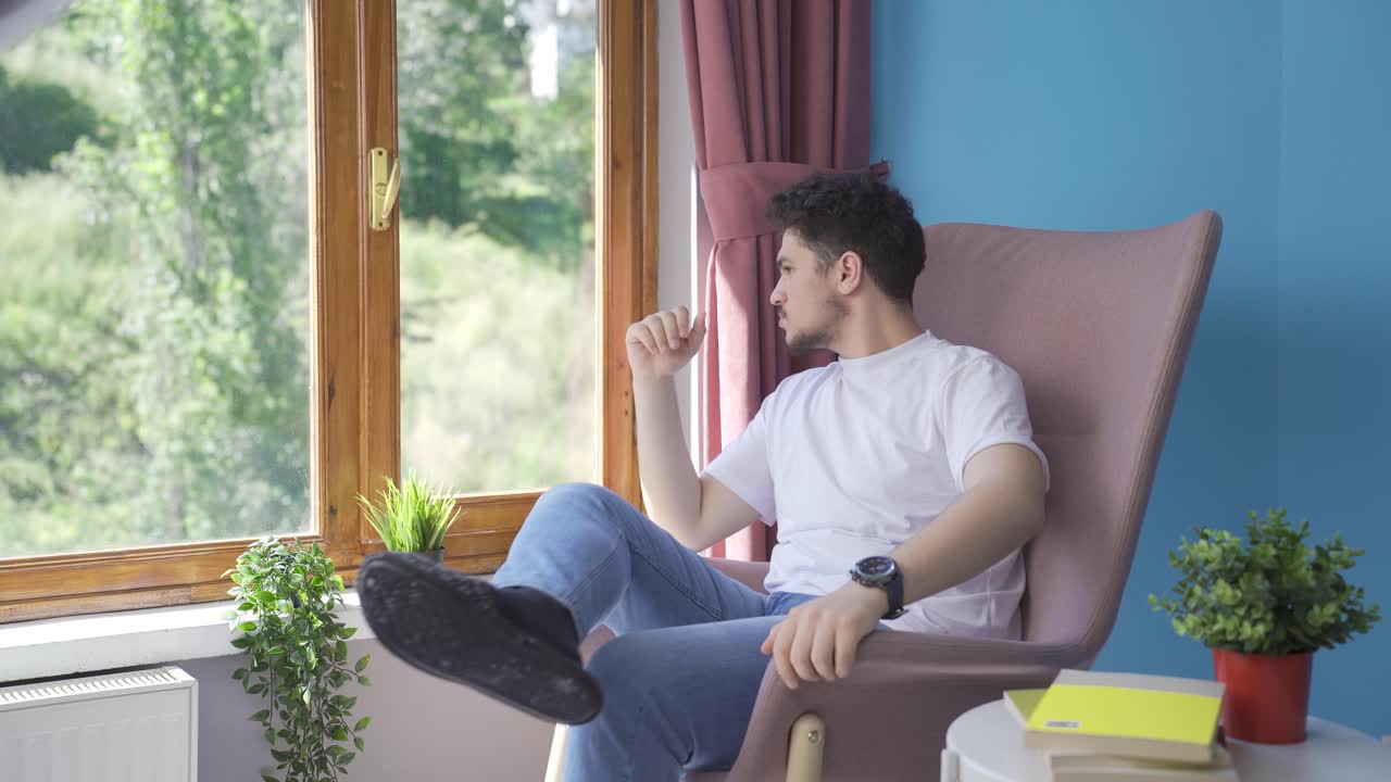 그 남자는 좌절했습니다. 짜증났습니다.